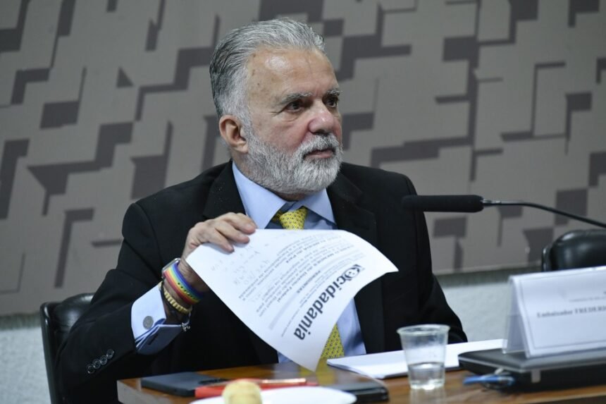 Frederico Meyer, embaixador do Brasil em Israel, está desde fevereiro no Brasil após crise diplomática com governo Netanyahu — Foto: Geraldo Magela/Agência Senado