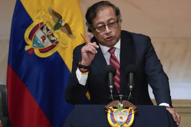 Gustavo Petro, presidente da Colômbia, em discurso no Congresso — Foto: Fernando Vergara/AP