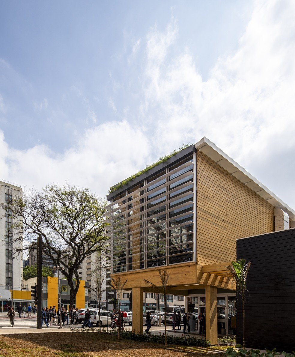 Loja de rede de fast food com estrutura de madeira de reúso em São Paulo: projeto gerou grande impacto na opinião pública e estimulou o cliente multinacional a produzir novas fachadas sustentáveis — Foto: MAÍRA ACAYABA/DIVULGAÇÃO