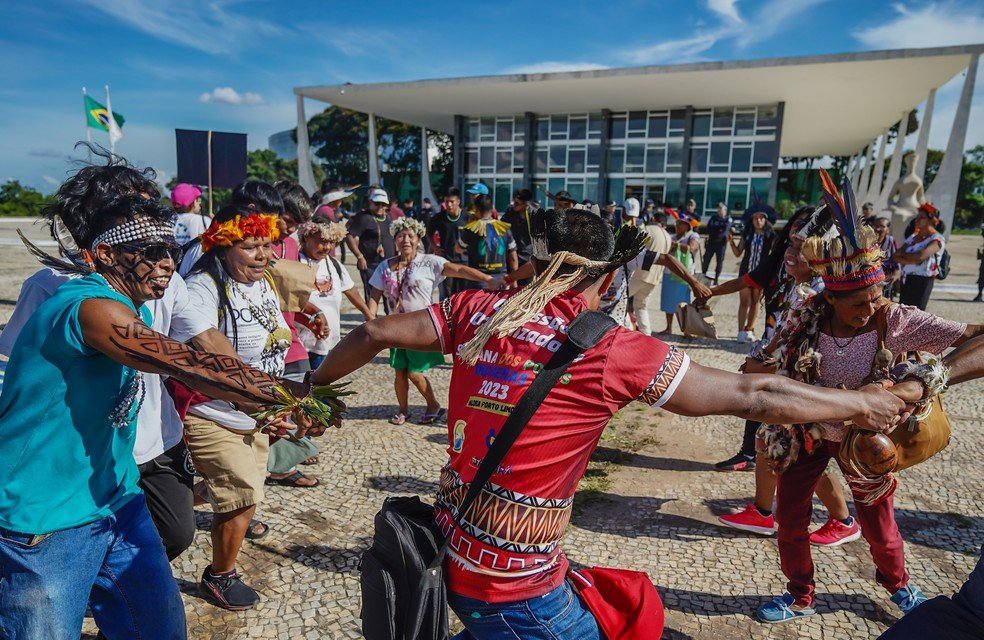 Indígenas do Mato Grosso do Sul e do Paraná se reúnem em frente ao STF, onde se manifestaram contra a 