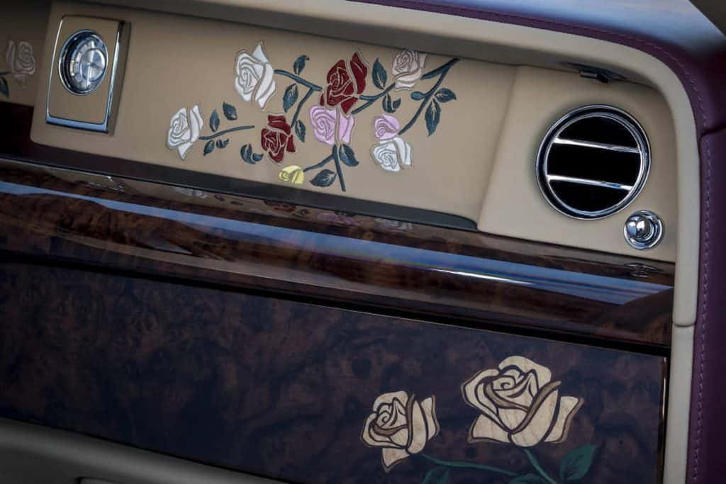 Interior customizado com bordado de flores em couro via Rolls Royce/reprodução