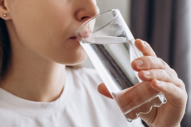Beber água ajuda a reduzir em até 53% o risco de AVC