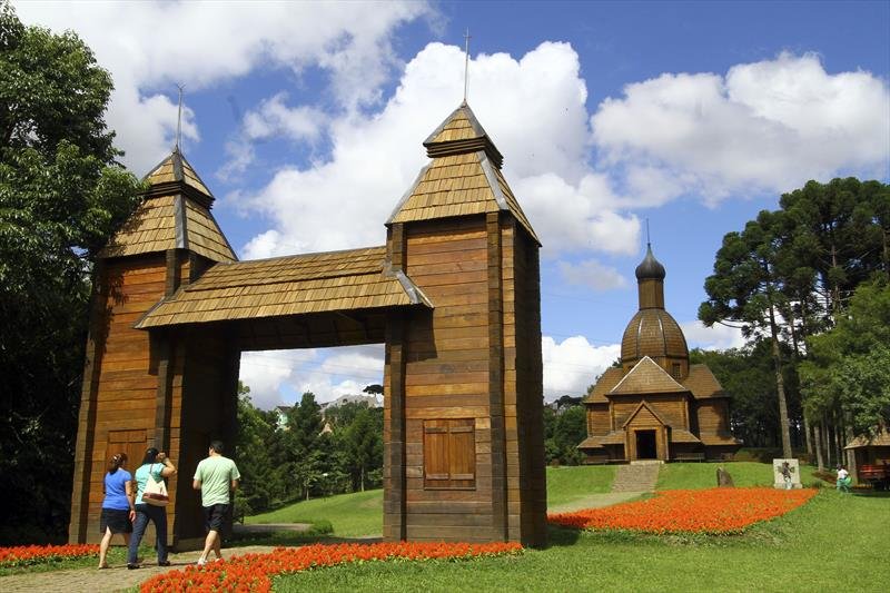 Memorial Ucraniano, no Parque Tingui, em Curitiba (PR); Gol tem passagens a partir de R$ 153