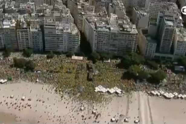 Manifestação de Bolsonaro em Copacabana — Foto: Reprodução Globonews