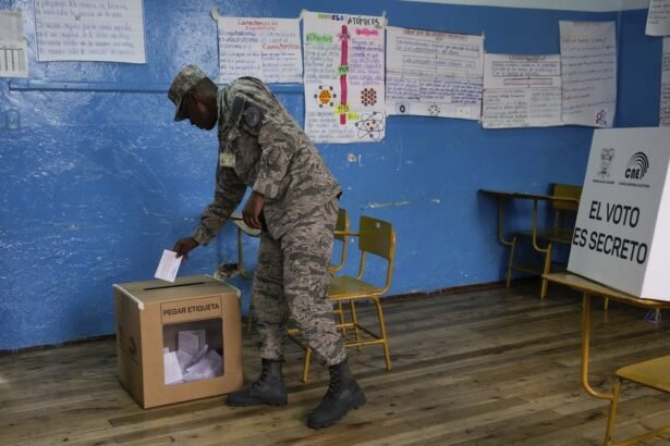 Um soldado da Força Aérea vota em um plebiscito proposto pelo presidente Daniel Noboa para apoiar novas medidas de segurança destinadas a combater a criminalidade — Foto: AP Photo /Dolores Ochoa