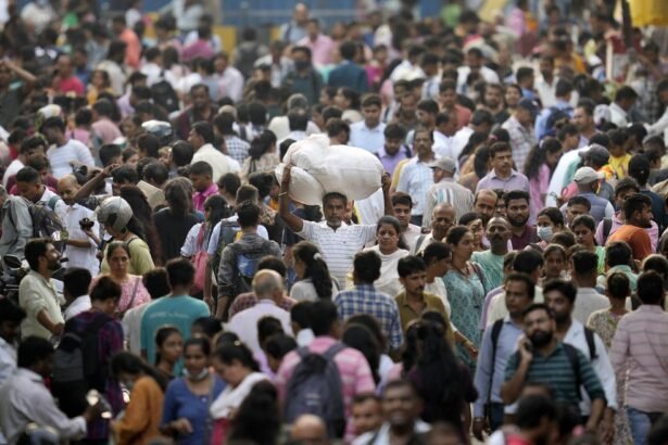 Mercado em Mumbai: população grande e jovem será a grande impulsionadora do crescimento da Índia — Foto: Rajanish Kakade/AP