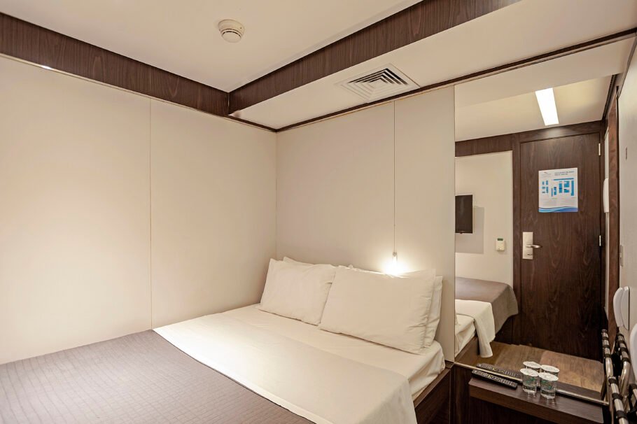 Um dos quartos com cama de casal do Fast Sleep Guarulhos