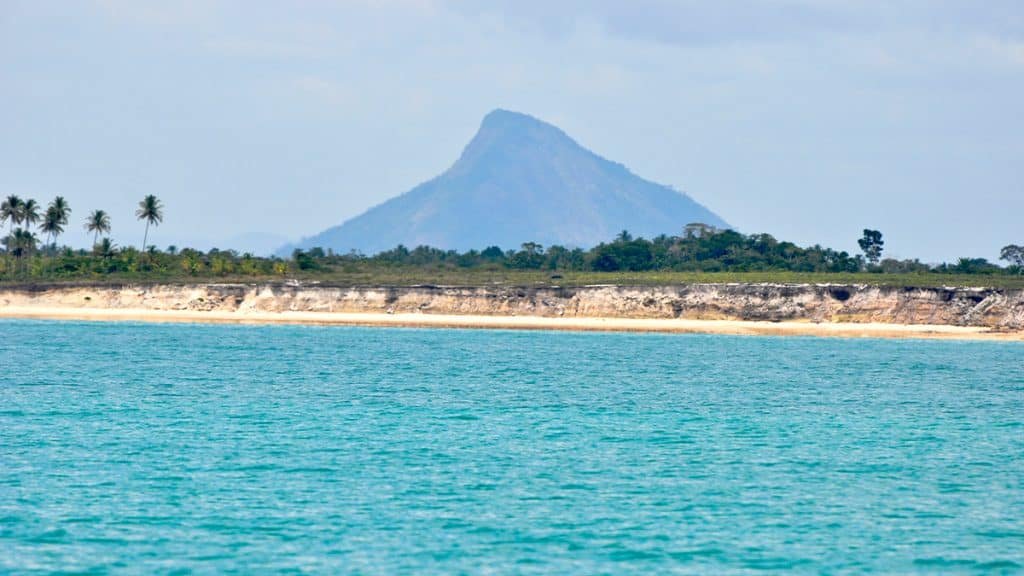 Monte Pascoal, na região de Porto Seguro, na Bahia, visto do mar em dia ensolarado