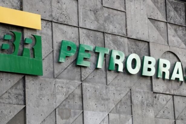Ação da Petrobras (PETR4) avança sob expectativa de dividendos e troca ou não de CEO