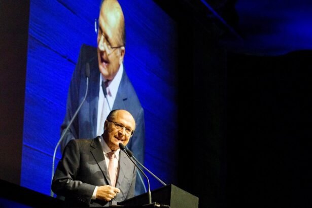 Após participar de evento com Macron, Geraldo Alckmin é diagnosticado com Covid-19