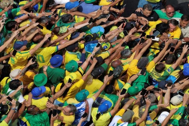 Bolsonaro reúne apoiadores em ato em Copacabana