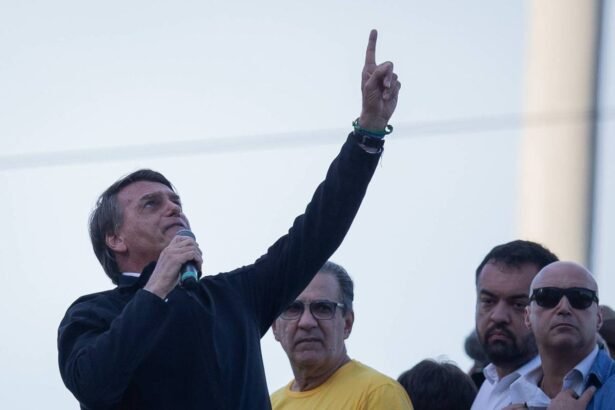 Bolsonaro volta a palco de inelegibilidade contra Moraes - 20/04/2024 - Poder