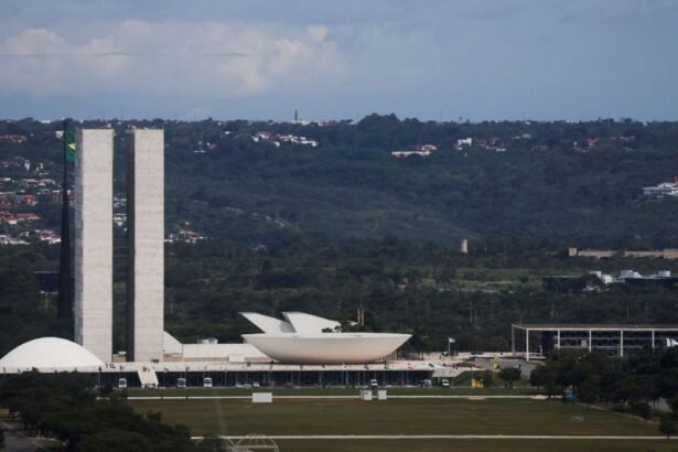 Brasil precisa de compromisso com agenda de reformas para chegar a grau de investimento, diz S&P