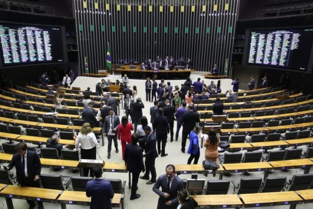 Câmara aprova urgência para PLs da limitação do Perse e da Previdência dos municípios