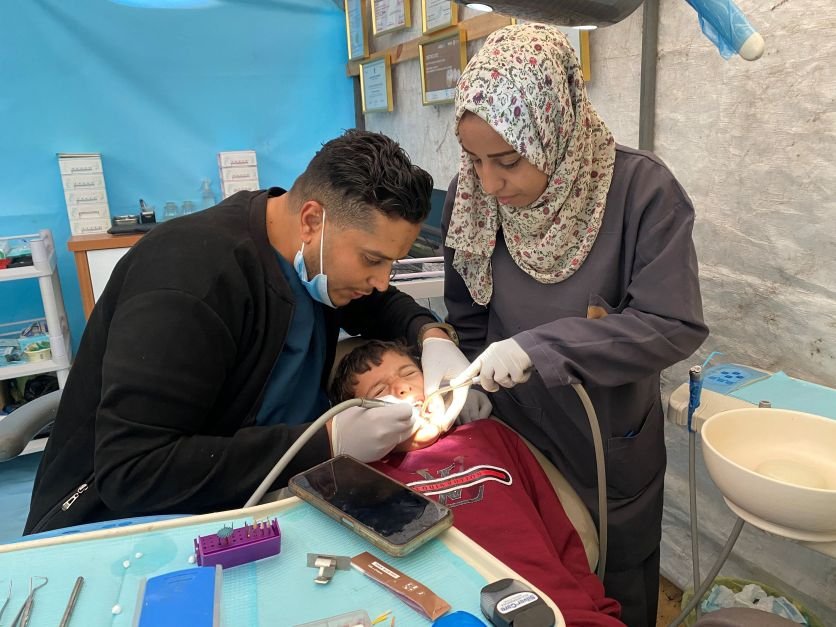 Dentista de Gaza improvisa tenda para substituir clínica destruída