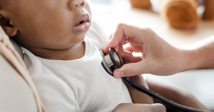 Doenças respiratórias em crianças enchem hospitais de São Paulo e causam longas filas de espera