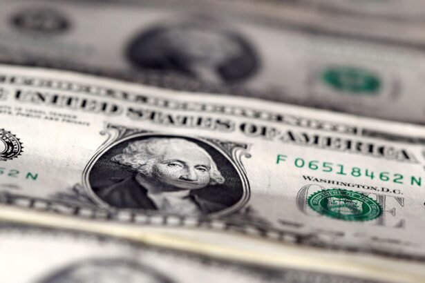 Dólar hoje fecha em baixa e volta aos R$ 5, antes de dados de inflação nos EUA