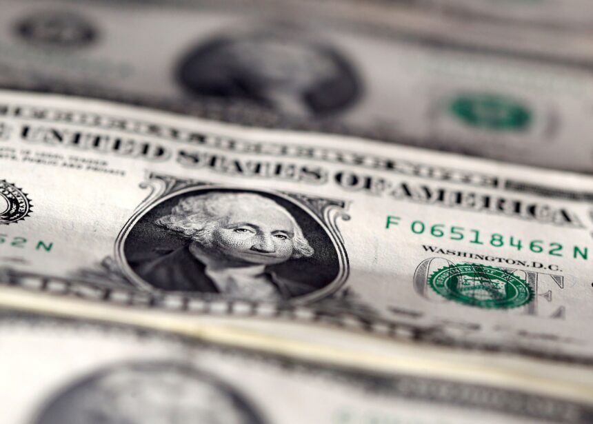 Dólar hoje vira à tarde, sobe e retoma os R$ 5,05, com atenção ao cenário externo