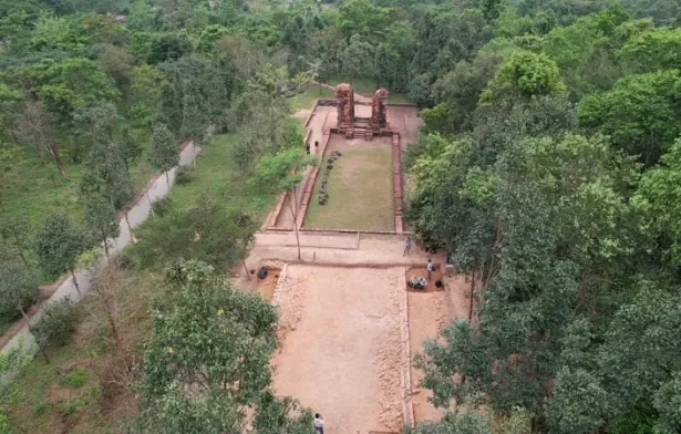 Acredita-se que a estrada ligava uma das torres a parte central do santuário (Crédito: KL)