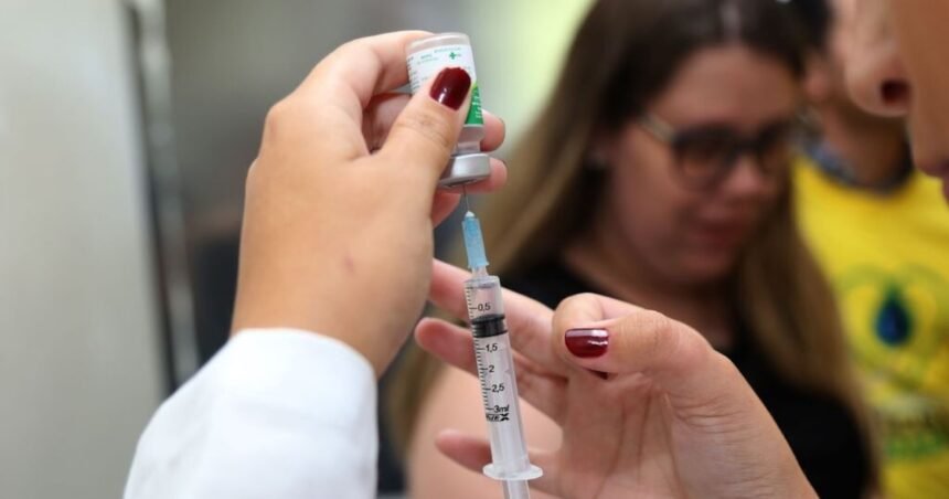 Há uma vacina contra a gripe específica para os idosos; veja diferenciais e preço