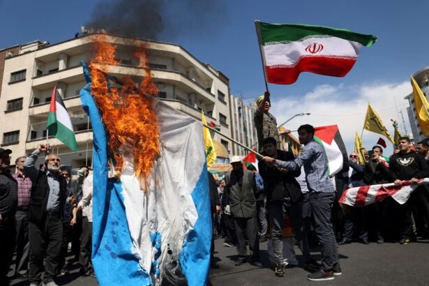 Irã faz aceno diplomático aos EUA sobre Israel e diz que não agirá precipitadamente