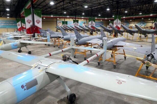 Irã lança dezenas de drones contra Israel e país prepara a defesa