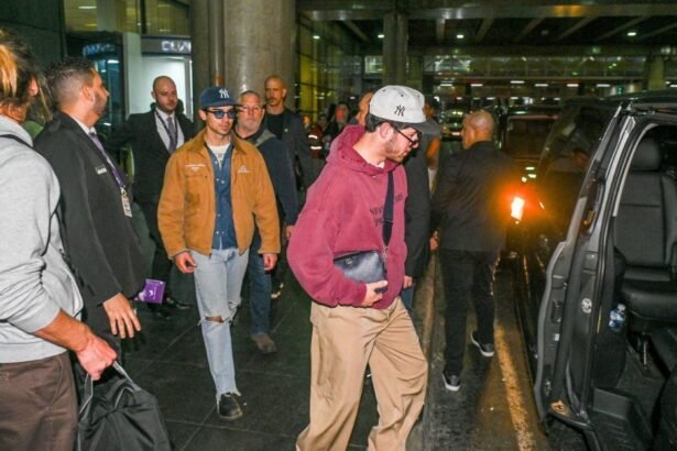 Jonas Brothers chegam ao Brasil; veja imagens do desembarque
