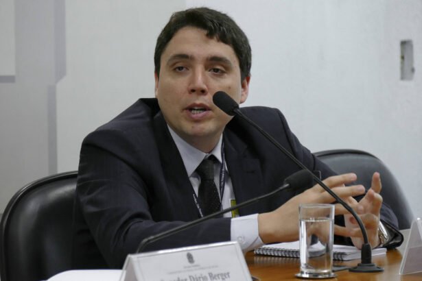 Justiça afasta presidente de conselho da Petrobras - 11/04/2024 - Mercado