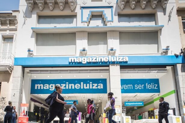 Magazine Luiza (MGLU3) cai quase 8% e puxa quedas do setor de varejo na Bolsa
