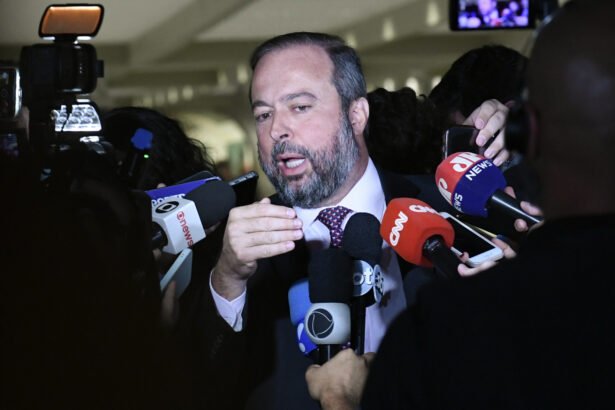 Ministro critica “lucros exorbitantes” da Petrobras e fala em “boca torta” do mercado