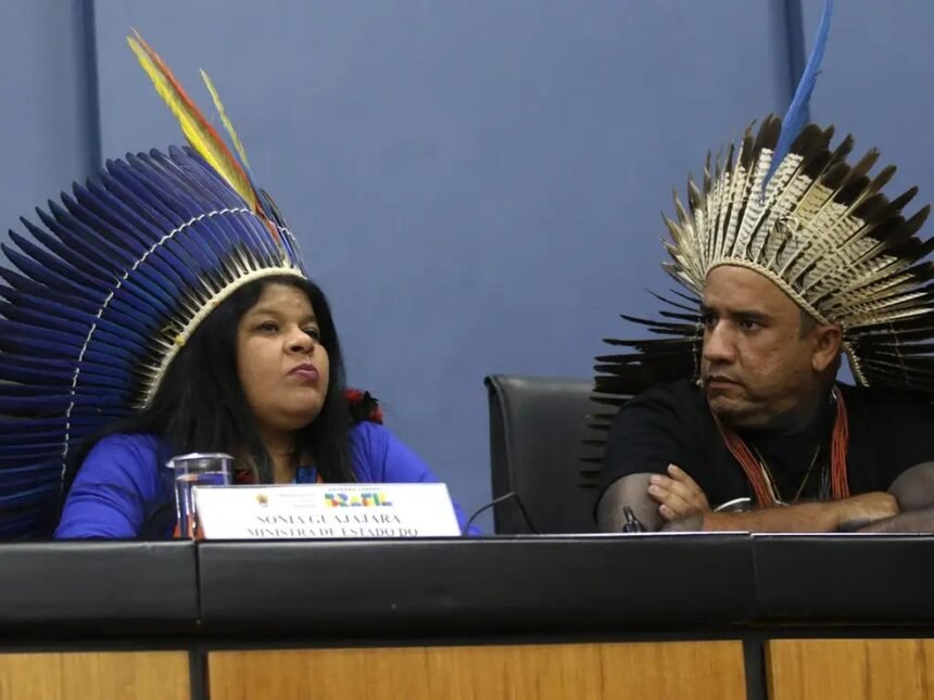 A ministra dos Povos Indígenas, Sônia Guajajara, e Dinamam Tuxá, coordenador executivo da Articulação dos Povos Indígenas do Brasil, a Apib, participam de evento de fortalecimento da política indígena, em Brasília — Foto: Antonio Cruz/Agência Brasil
