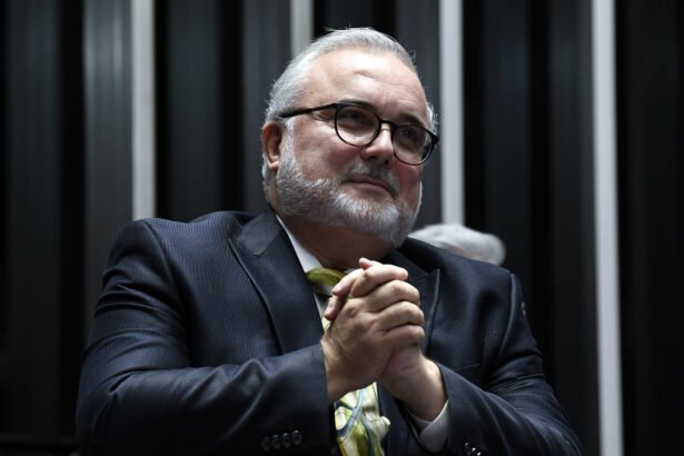 PETR4: sem novidades “oficiais” sobre futuro, Petrobras fecha com leve alta