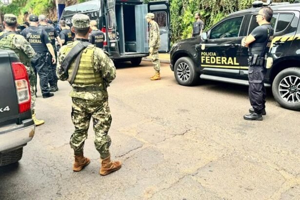 Paraguai entrega 25 presos brasileiros à Polícia Federal