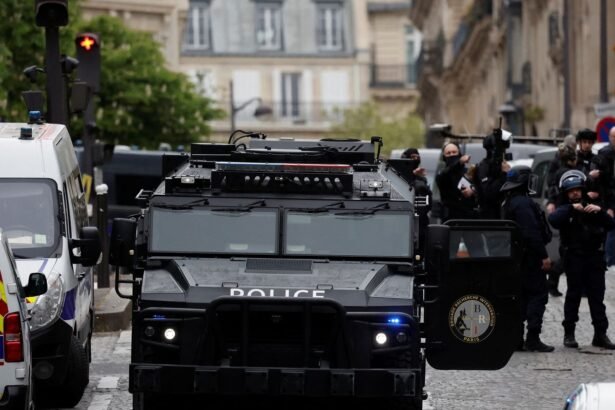 Polícia isola consulado do Irã em Paris onde homem faz ameaça