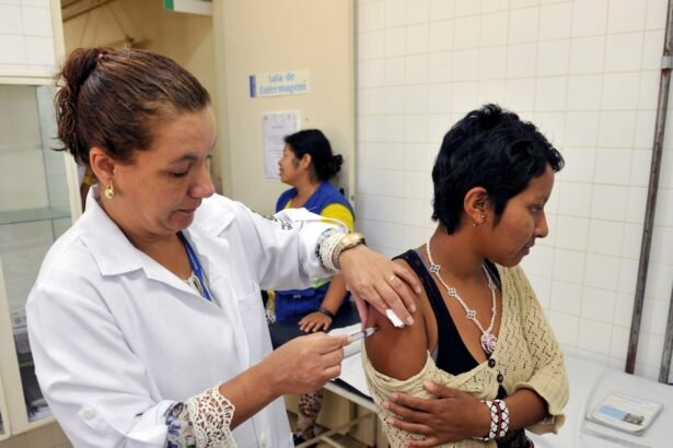 Postos de saúde do Estado abrem neste sábado para vacinação contra a gripe; veja quem pode tomar