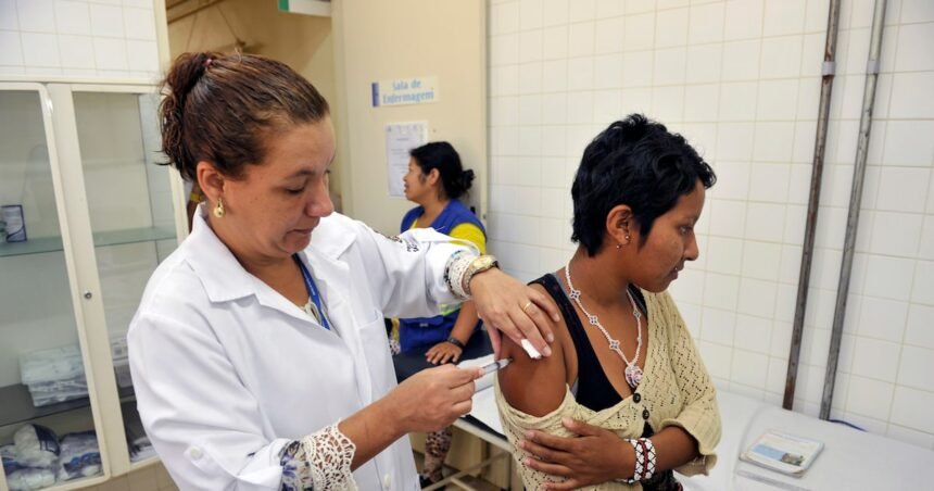 Postos de saúde do Estado abrem neste sábado para vacinação contra a gripe; veja quem pode tomar