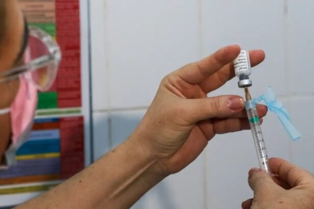 Enfermeira prepara dose da vacina QDenga, contra a dengue — Foto: Fábio Rodrigues-Pozzebom/Agência Brasil