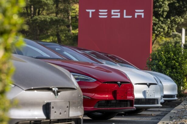 Tesla passa o fim de semana cortando preços de carros e software FSD