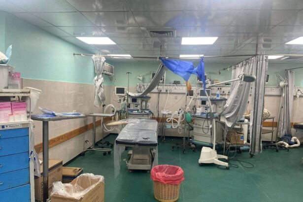 Tropas israelenses deixam Hospital de Gaza destruído após operação de duas semanas
