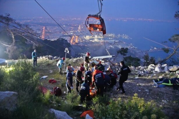 Turquia resgata passageiros de teleférico após acidente que matou uma pessoa