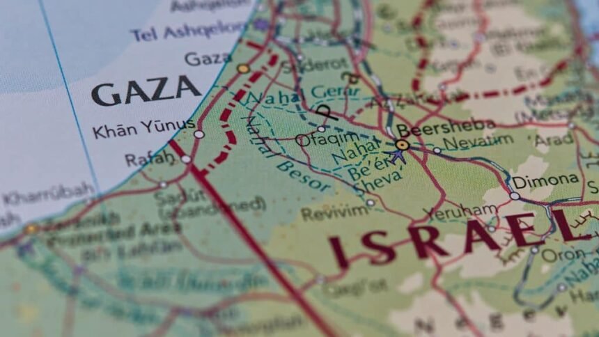 Israel e Faixa de Gaza, na Palestina, destacados em mapa