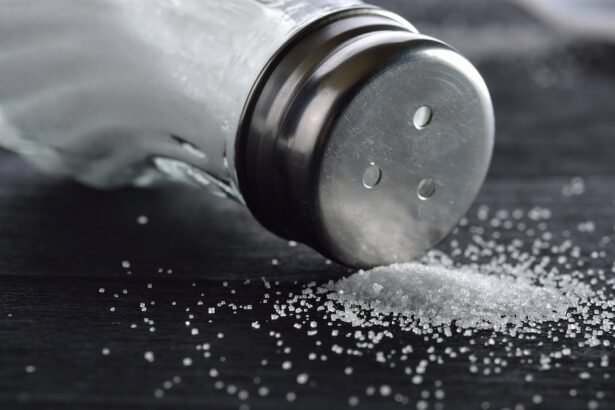 Como maneirar no sal pode ajudar o seu intestino e – de quebra – o corpo todo