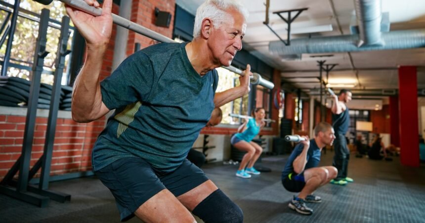 Levantar peso depois dos 60 anos pode preservar a força por muito tempo, mostra estudo