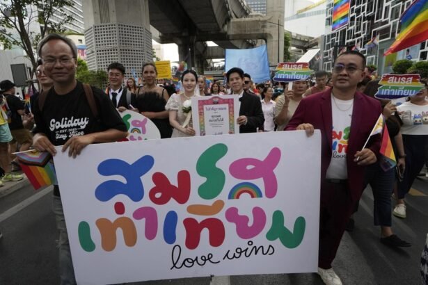 Participantes da Parada do Orgulho LGBT, em Bangkok, Tailândia, seguram cartazes em apoio ao casamento igualitário — Foto: Sakchai Lalit/AP