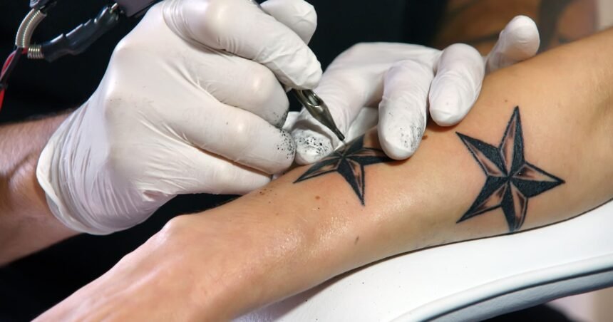 Tatuagem é apontada como fator de risco para tipo de câncer; médicos analisam estudo