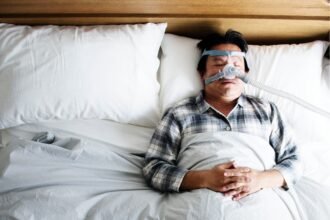 APNEIA NAO USAR APOS ESSA DATA 03-07-2024 EM CASO DE DUVIDA CONSULTE A FOTOGRAFIA Man sleeping with an anti-snoring mask photo Rawpixel.com / adobe.stock
