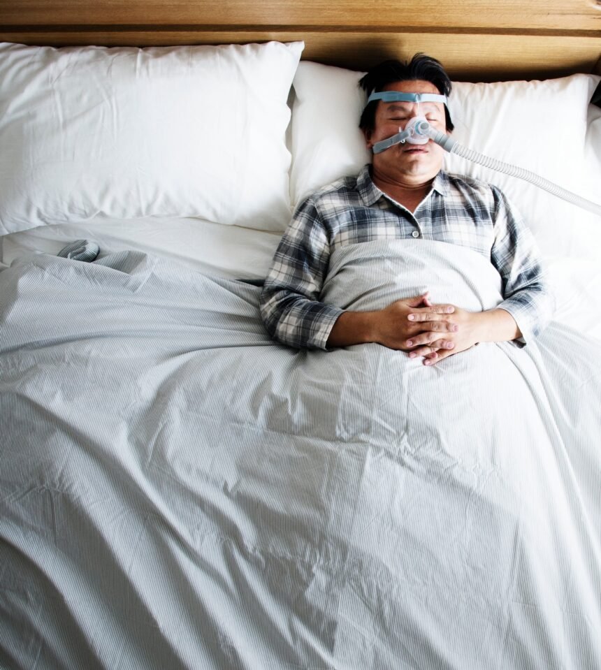 APNEIA NAO USAR APOS ESSA DATA 03-07-2024 EM CASO DE DUVIDA CONSULTE A FOTOGRAFIA Man sleeping with an anti-snoring mask photo Rawpixel.com / adobe.stock