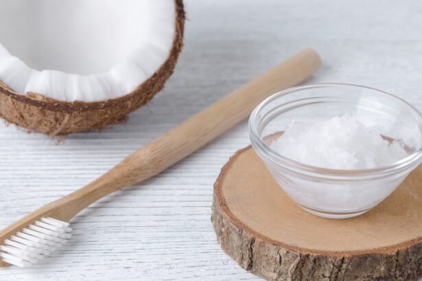 Oil pulling: usar óleo de coco para clarear os dentes não é recomendado