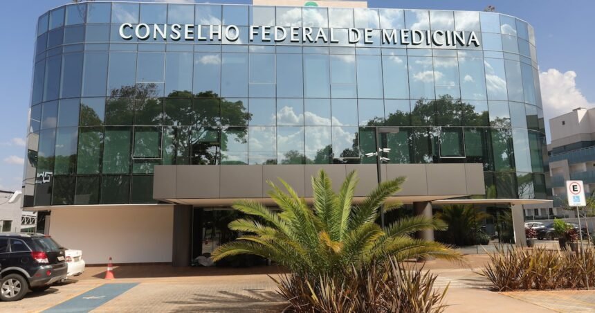 Propaganda irregular e mais votos do que médicos: entenda polêmicas da eleição para o CFM