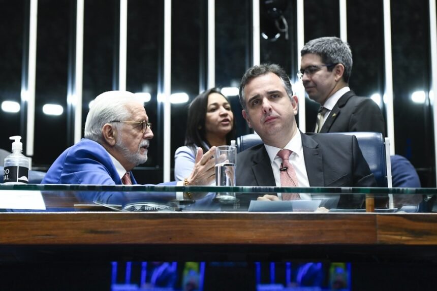 Líder do governo no Senado, Jaques Wagner (PT-BA) conversa com Rodrigo Pacheco (PSD-MG) — Foto: Roque de Sá/Agência Senado